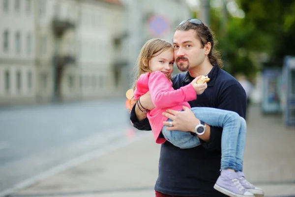 Feliz padre sosteniendo a su pequeña hija — Foto de Stock