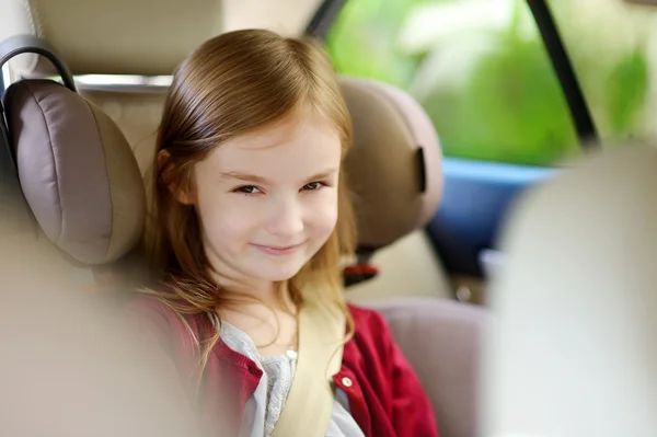 Menina adorável no carro — Fotografia de Stock