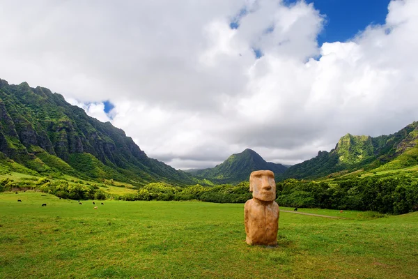 Moai de pé na Ilha de Páscoa — Fotografia de Stock