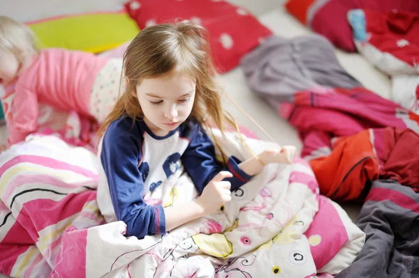 Kleine zusters spelen in bed — Stockfoto