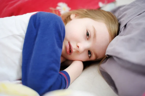 Piccola bambina in età prescolare a letto — Foto Stock