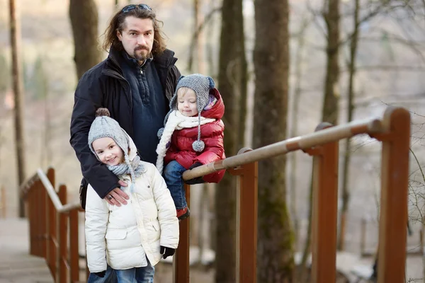 Vater und kleine Töchter — Stockfoto