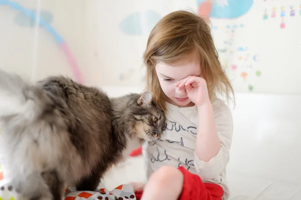 Niña y gato — Foto de Stock