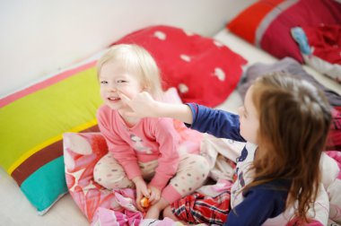 Little sisters yatakta oynarken