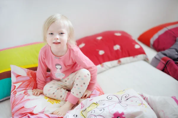 Pequeña niña en la cama — Foto de Stock