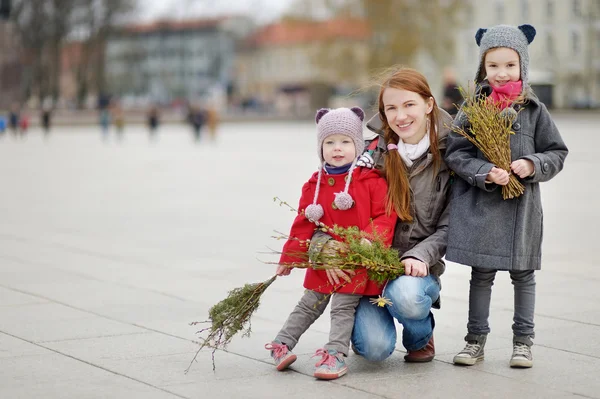 Meninas e mãe com ramos de salgueiro de Páscoa — Fotografia de Stock