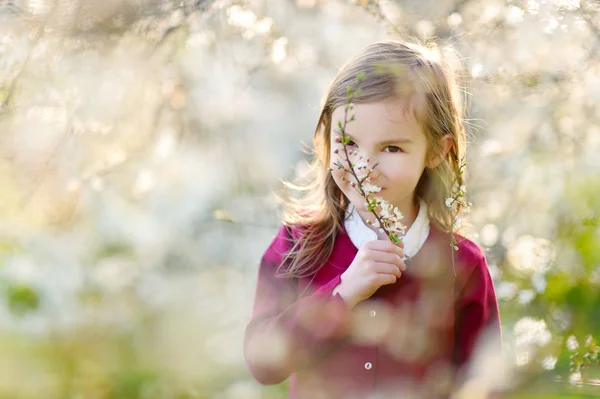 Petite fille en fleurs cerisier jardin — Photo