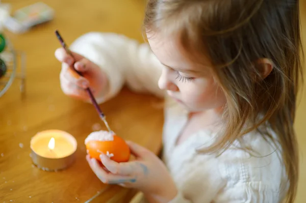 Little girl coloring Easter egg — Stock Photo, Image