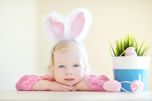 Adorable chica en Pascua conejito orejas — Foto de Stock