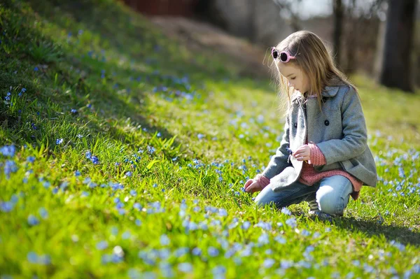 Liten flicka i skogen — Stockfoto