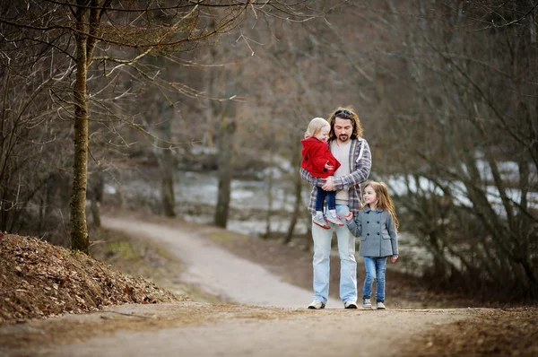 Pappa och lilla döttrar — Stockfoto