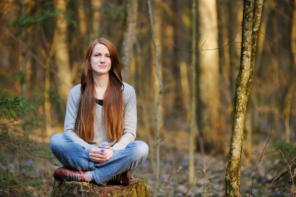 Jonge vrouw in hout — Stockfoto