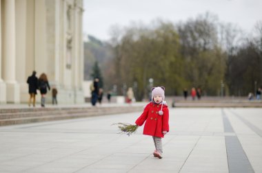 Küçük kız ile Paskalya söğüt dalları