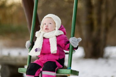 salıncak üzerinde küçük kız
