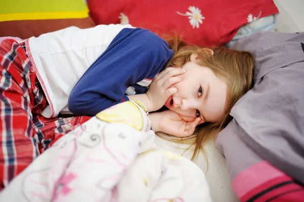 Pequena menina pré-escolar na cama — Fotografia de Stock
