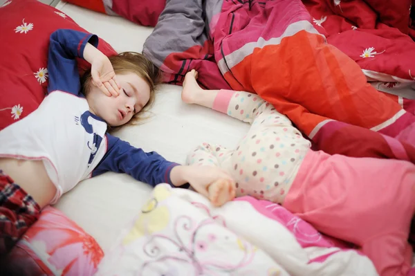 Irmãzinhas brincando na cama — Fotografia de Stock