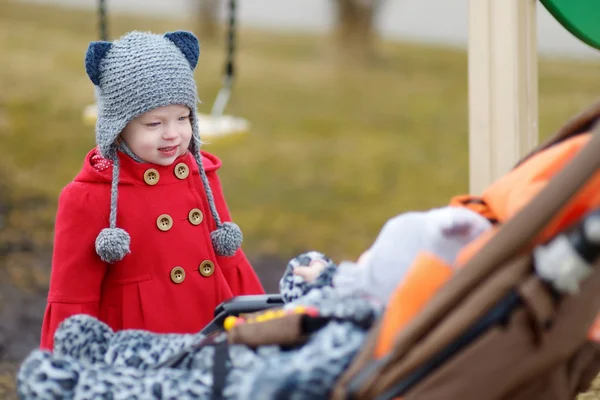 Zuster praten met babymeisje — Stockfoto