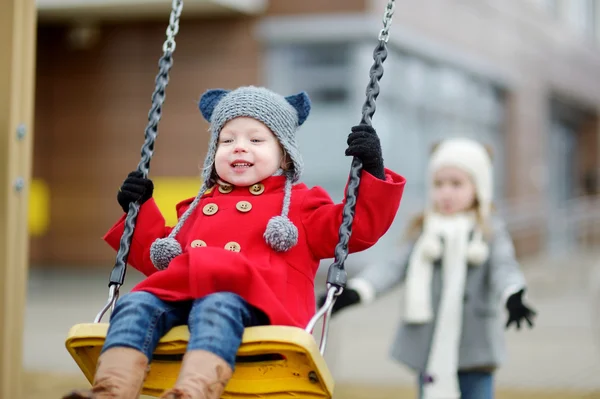 Kleine zusters plezier op schommel — Stockfoto