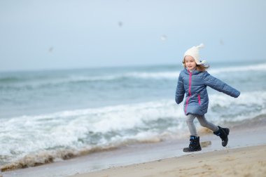 Okyanusu yakınlarındaki küçük kız