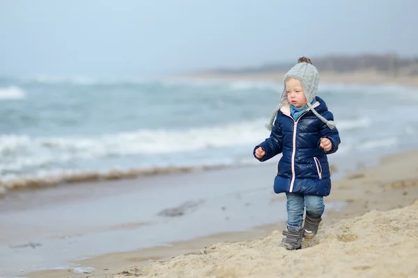 Mała dziewczynka, w pobliżu oceanu — Zdjęcie stockowe