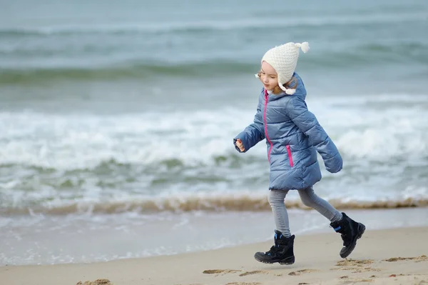 Petite fille près de l'océan — Photo