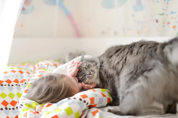 Klein meisje en kat — Stockfoto