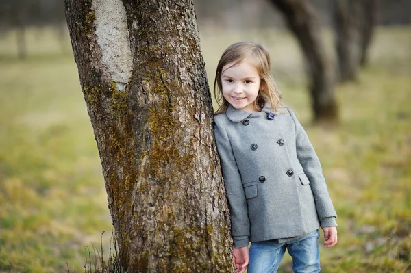 Adorable niña en parque —  Fotos de Stock