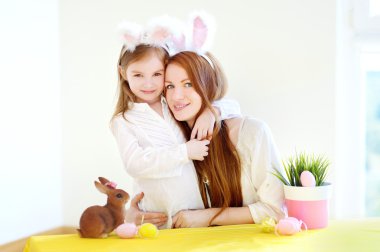 içinde Easter bunny ears anne ve kız