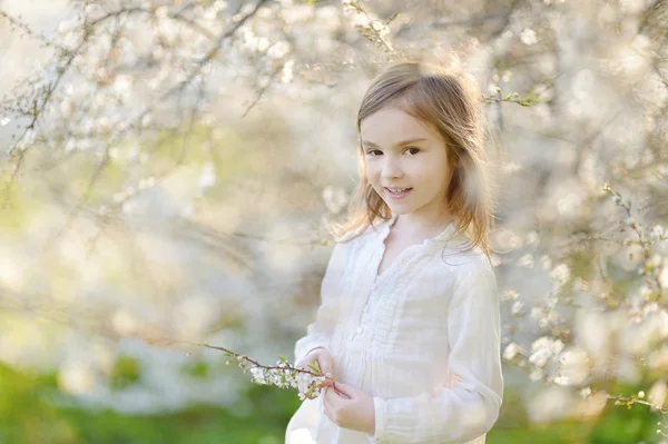 Κοριτσάκι στην ανθοφορία Κερασιά κήπο — Φωτογραφία Αρχείου