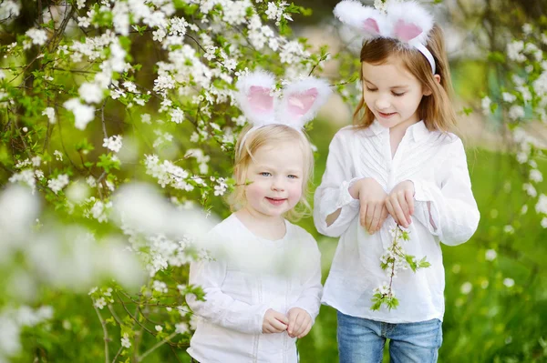 Paskalya bunny kulaklar'de iki küçük kız — Stok fotoğraf