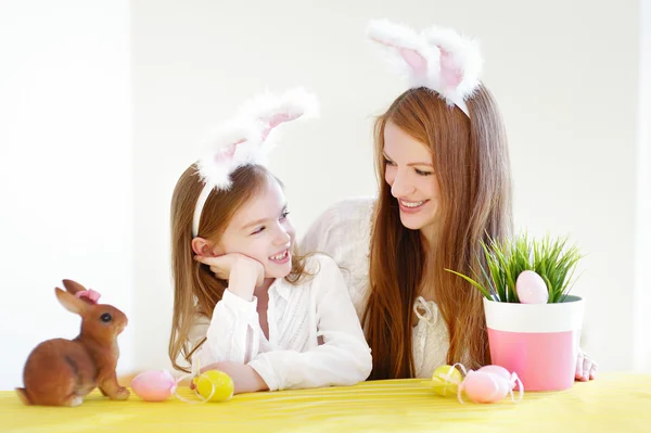 Niña y madre en orejas de conejo de Pascua — Foto de Stock