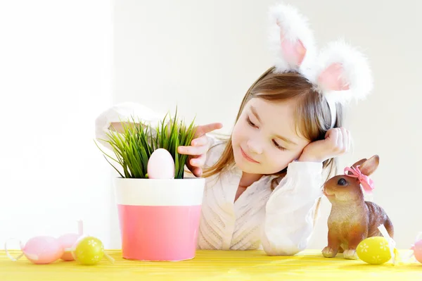 Petite fille dans les oreilles de lapin de Pâques — Photo