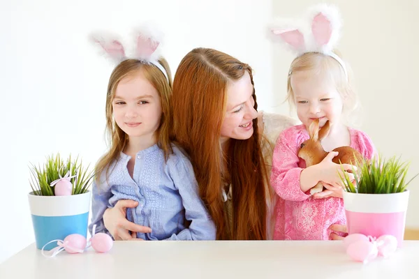 Niñas y madre en orejas de conejo de Pascua — Foto de Stock