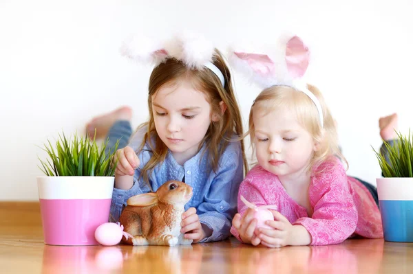 Hermanitas con orejas de conejo de Pascua — Foto de Stock