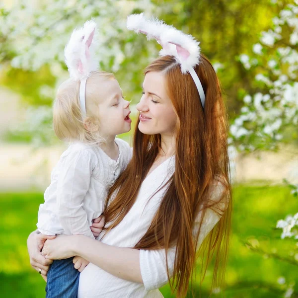 Madre e hija en orejas de conejo de Pascua — Foto de Stock