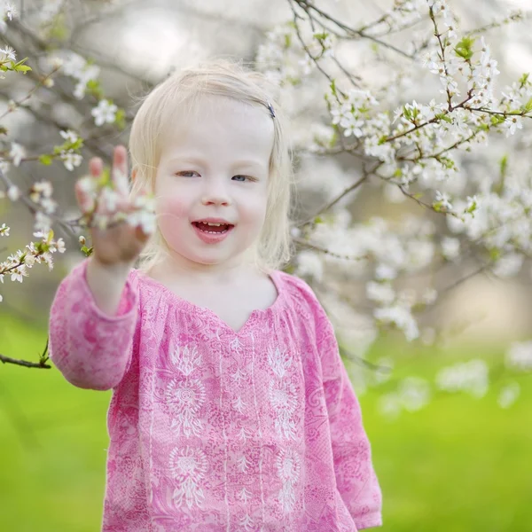 女孩在盛开的樱花园 — 图库照片