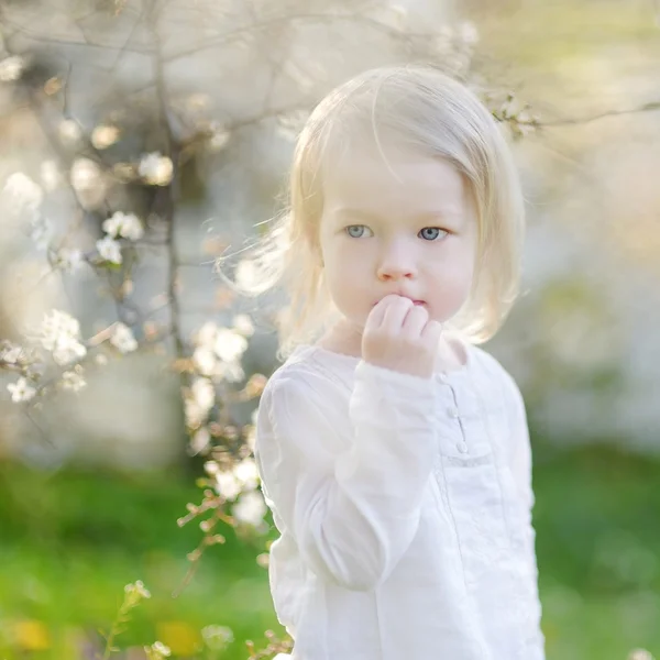 Flicka i blommande cherry garden — Stockfoto