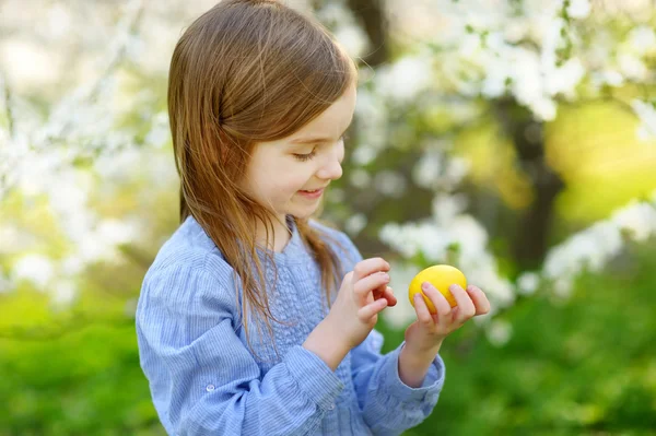 Meisje met paaseieren — Stockfoto