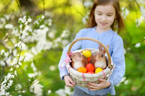 Schattig meisje met mand van Easter eggs — Stockfoto