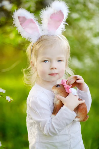Fille portant des oreilles de lapin de Pâques — Photo