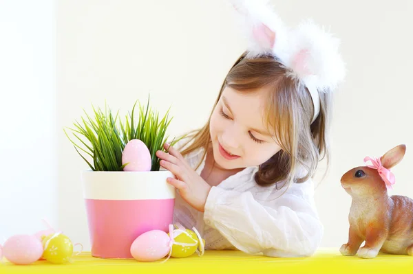 Petite fille dans les oreilles de lapin de Pâques — Photo