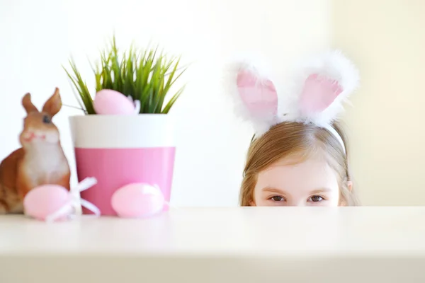 Petite fille dans les oreilles de lapin de Pâques — Photo