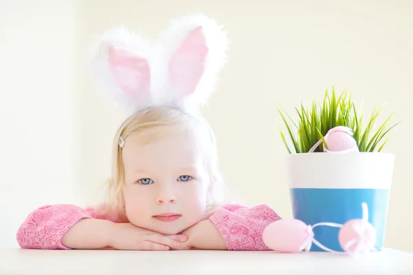 Chica en orejas de conejo de Pascua — Foto de Stock