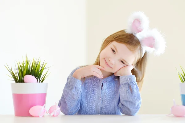 Klein meisje in easter bunny oren — Stockfoto