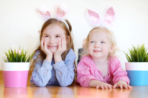 Hermanitas con orejas de conejo de Pascua — Foto de Stock