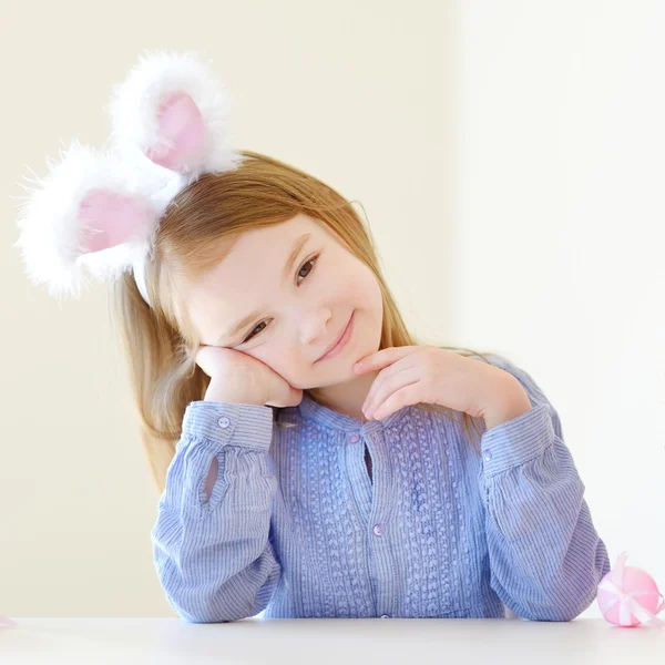 Маленькая девочка в пасхальных кроликах — стоковое фото