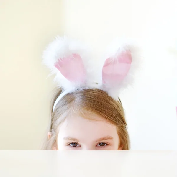 Petite fille dans les oreilles de lapin de Pâques — Photo