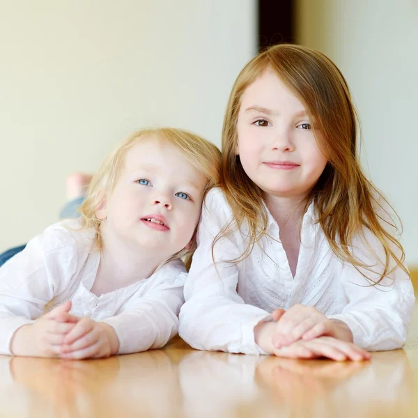 Dos hermanitas. — Foto de Stock