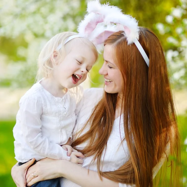 Mãe e filha em orelhas de coelho de Páscoa — Fotografia de Stock