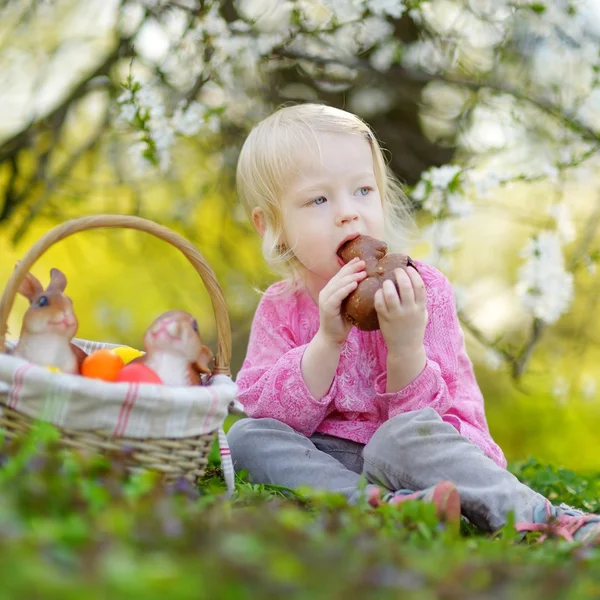 Chica comiendo conejito de chocolate de Pascua — Foto de Stock